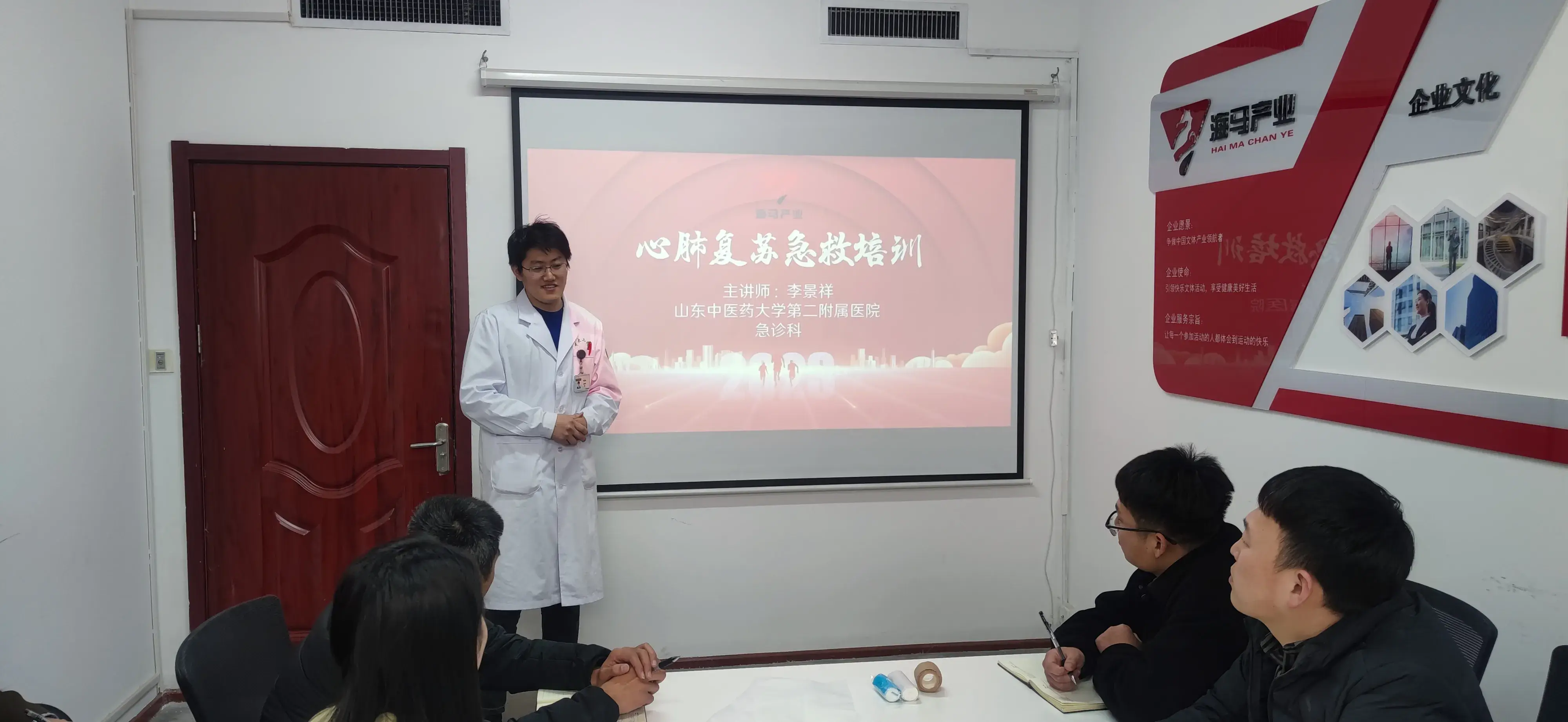 恒盛娱乐组织进行心肺复苏急救培训